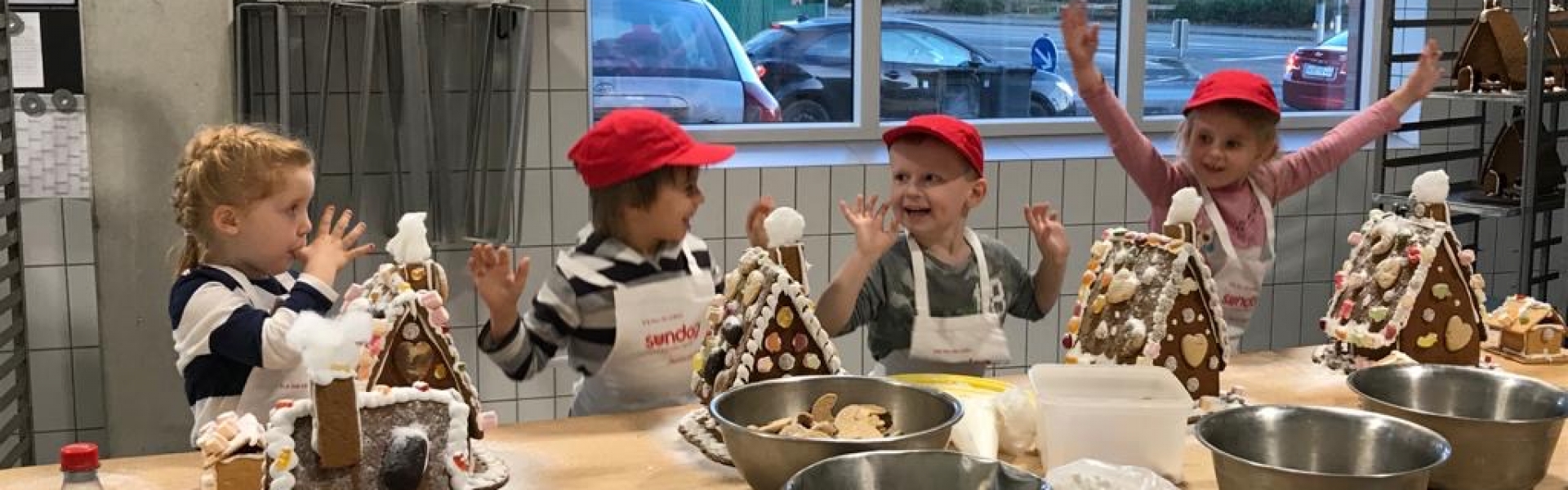 Kinderbacken und Hexenhäuschen bauen in der Weihnachtsbäckerei