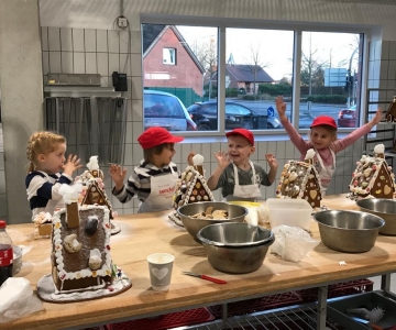 Kinderbacken und Hexenhäuschen bauen in der Weihnachtsbäckerei